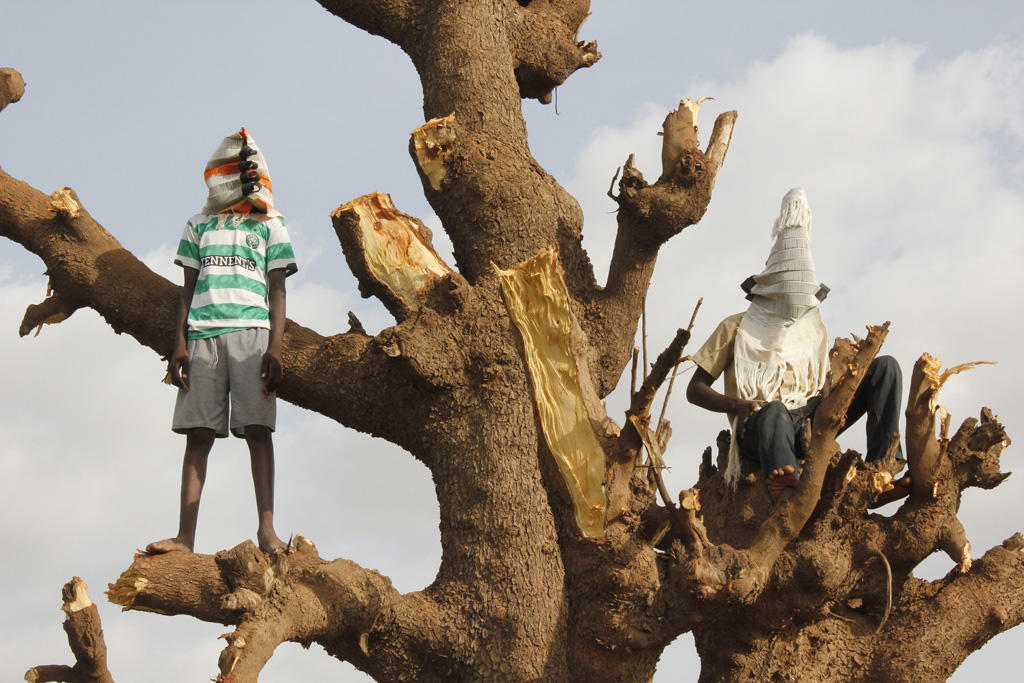 <span class='credits'>© Emile Barret</span>